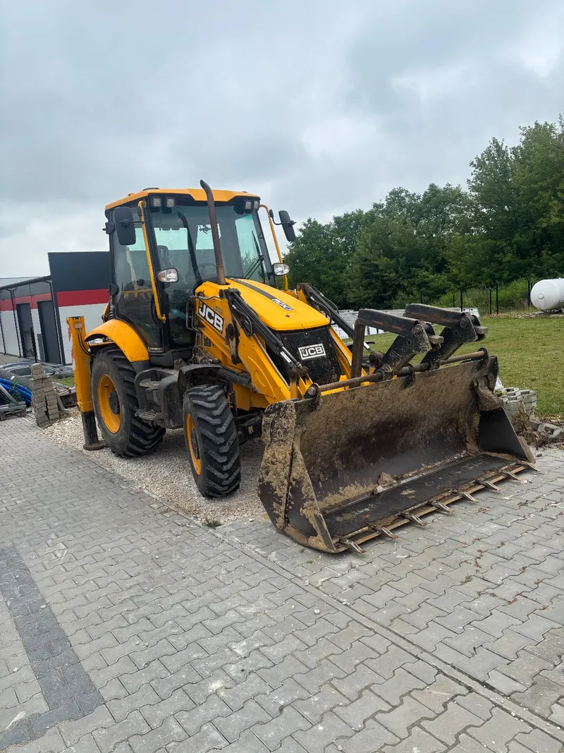 Koparko-ładowarka JCB 3CX – transport kruszyw Działoszyce